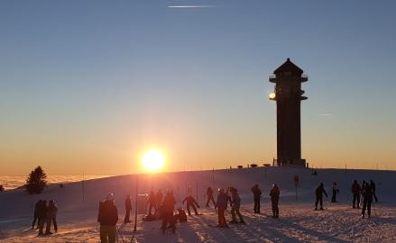 1 sonnige Skifahrer am Turm