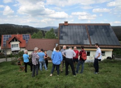 Plädoyer für Solarstrom auf dem Dach von zufriedenen Anlagenbesitzern